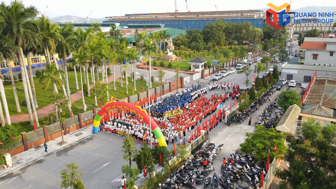 Đông đảo cán bộ, chiến sĩ và các tầng lớp nhân dân phường Việt Hưng hưởng ứng tham gia Chương trình đi bộ “Cùng Việt Nam tiến bước” năm 2026.
