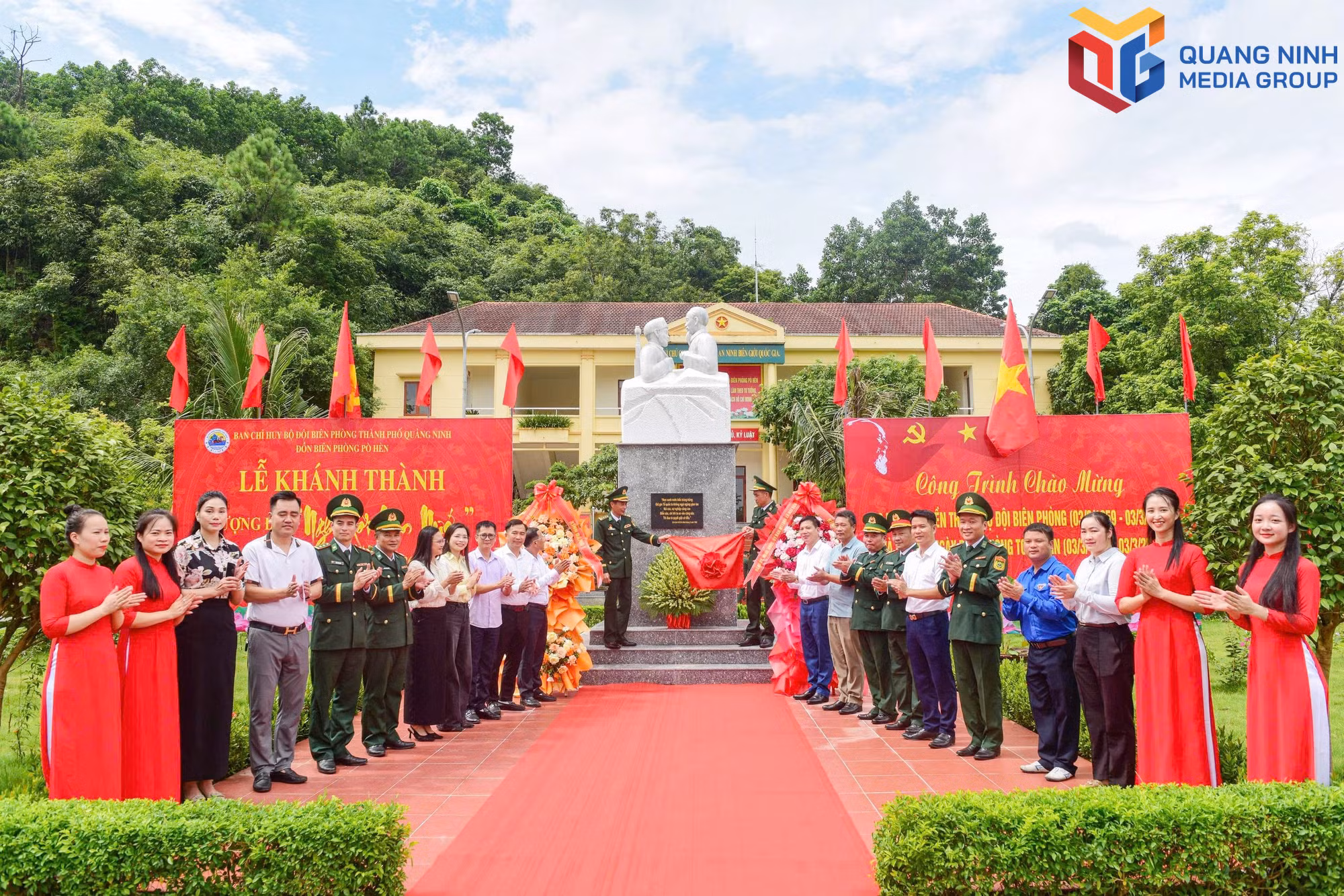 Tượng đài được đặt tại vị trí trung tâm của Đồn Biên phòng Pò Hèn.