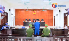 Kiểm sát viên VKSND thành phố đọc cáo trạng truy tố Đỗ Văn Bình tại phiên xét xử sơ thẩm hình sự.