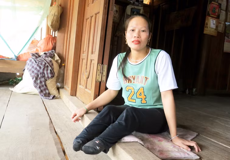 Chị Lữ Thị Tím mất đôi chân sau cuộc trốn chạy bọn buôn người - Ảnh: Phan Ngọc