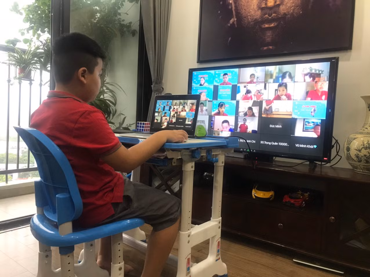 Bảo vệ mắt của con khi học online Bé Phan Anh – lớp 3A12 Trường tiểu học Lê Quý Đôn được bố áp dụng giải pháp chia sẻ màn hình máy tính lên ti vi có màn hình lớn giúp thuận tiện hơn rất nhiều trong việc học.