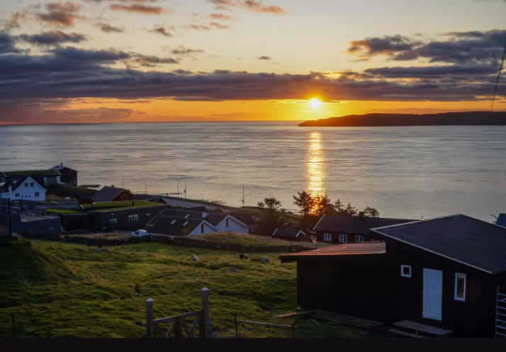 Hoàng hôn trên Tórshavn - Ảnh: James Rathmell on Unsplash