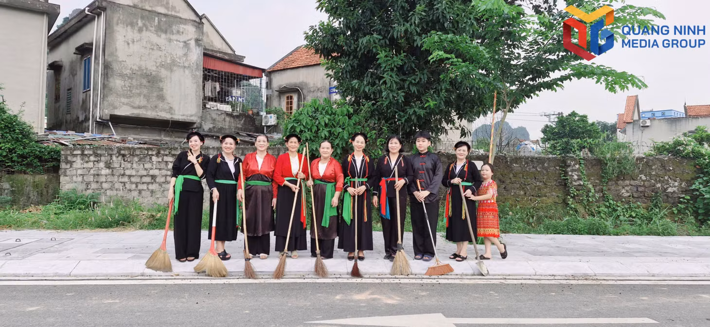 bqn_tr_nguoi-dan-khu-2-phuong-ha-tu-ra-quan-don-ve-sinh-tao-canh-quan-xanh-sach-dep-chao-mung-dau-moc-quang-ninh-tro-thanh-thanh-pho-2.jpg
