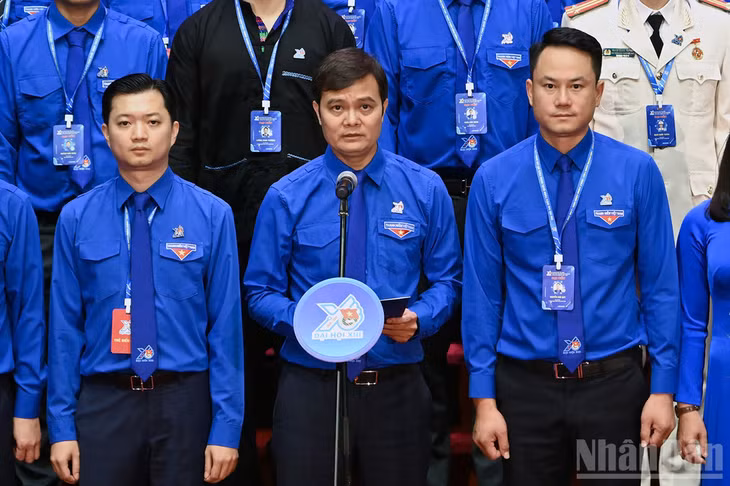 Đồng chí Bùi Quang Huy thay mặt Ban Chấp hành Trung ương Đoàn khóa XIII phát biểu nhận nhiệm vụ trước Đại hội.