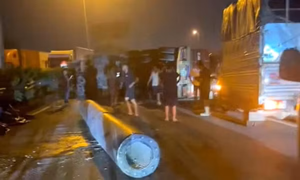 Rơi cột bê tông khiến 3 ô tô tông liên hoàn, quốc lộ 5 ùn tắc kéo dài trong đêm
