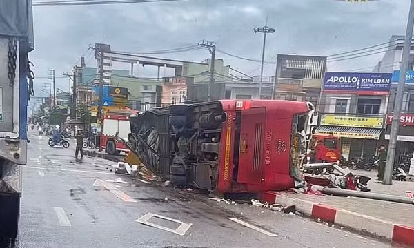 Lật xe khách giường nằm tại Gia Lai, nhiều người bị thương