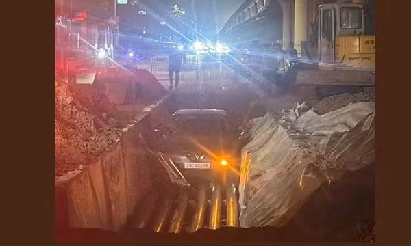 Hà Nội: Ô-tô con lao qua rào chắn, rơi xuống hố thi công cáp điện 110kV