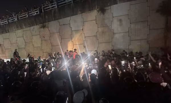 Người phụ nữ chặn đầu ô tô nghi đánh ghen, đám đông vây kín livestream