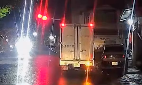 Lái ô tô vượt đèn đỏ, nữ tài xế bị phạt 19 triệu đồng