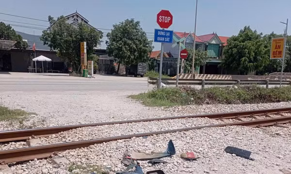 Nghệ An: Băng qua đường ngang, 2 cụ bà bị tàu hỏa tông chấn thương