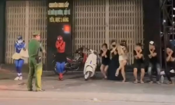 Nhóm thiếu niên 'đi bão' không đội mũ bảo hiểm, cảnh sát phạt 'thụt dầu' tại chỗ