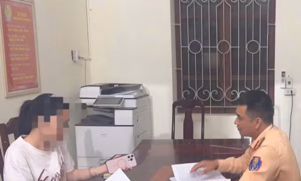 Nữ tài xế liều lĩnh lái ô tô đi ngược chiều trên phố Thanh Hóa
