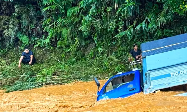 Qua suối lúc lũ ập về, xe tải bị nước cuốn trôi ở Đà Lạt