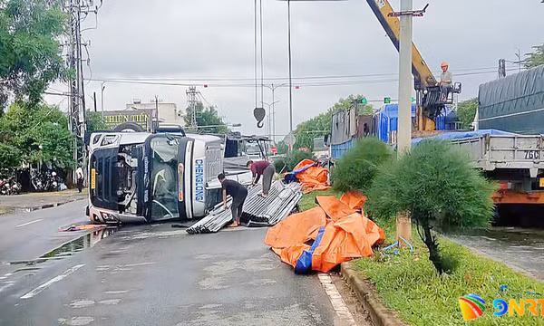 Đà Nẵng: Xe tải chở thép lật chắn ngang đường sau va chạm