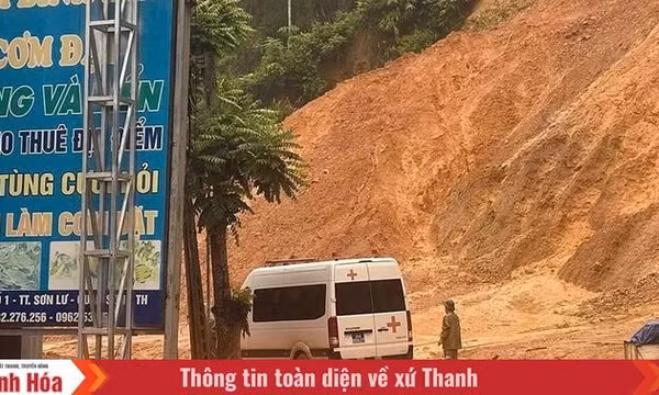 Giải cứu xe cứu thương mắc kẹt do sạt lở trên Quốc lộ 217