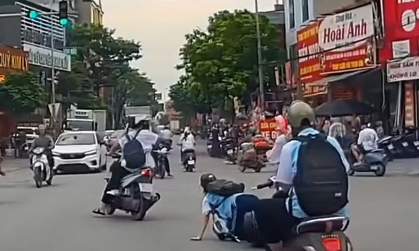 Phẫn nộ nữ sinh ngồi sau xe máy kéo tóc bạn ngã chúi rồi bỏ chạy ở Bắc Ninh