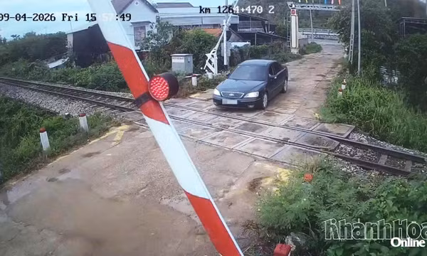 Xử phạt tài xế điều khiển xe ô tô vượt đường ngang lúc đèn đỏ
