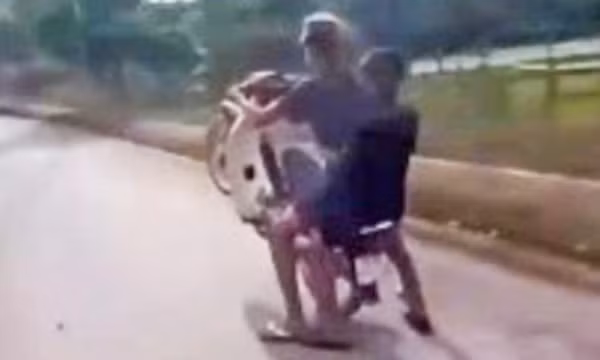 Thiếu niên 15 tuổi bốc đầu xe máy bị tịch thu phương tiện