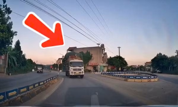 Xe tải chở hàng cồng kềnh, liều lĩnh đi ngược chiều trên quốc lộ ở Thanh Hóa