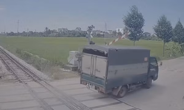 Ô tô tải vượt đèn đỏ, tông gãy cần chắn đường sắt ở Bắc Ninh