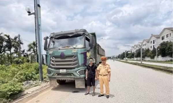 Xử lý lái xe tải sử dụng điện thoại khi đang điều khiển phương tiện từ phản ảnh trên mạng xã hội