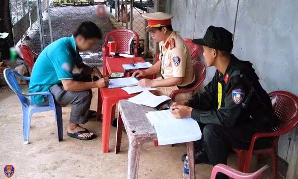 Phát hiện xe khách lắp thêm 6 giường nằm để tăng sức chứa