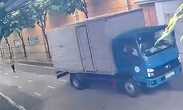 Xe tải lùi trong khuôn viên công ty, cán tử vong nữ công nhân 47 tuổi