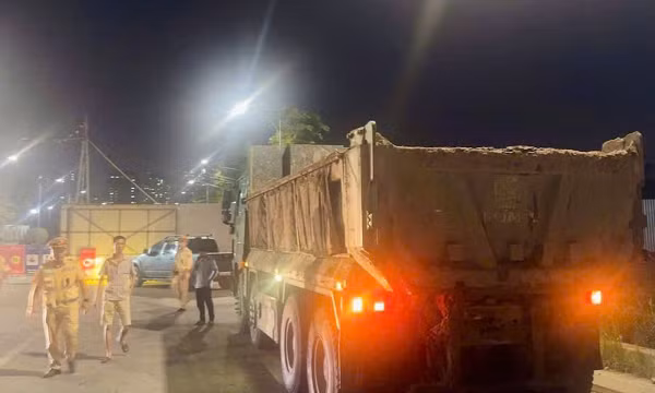 Xử phạt 23 triệu đồng với tài xế ô tô tải để bùn đất che lấp biển số