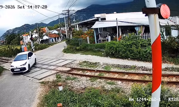 Xử phạt hành chính tài xế điều khiển ô tô vượt đường ngang khi đèn đỏ