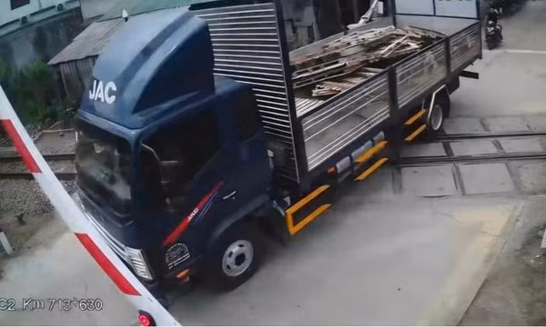 Xe tải vượt đường ray tông hỏng cần chắn, tài xế bị phạt 41,5 triệu đồng