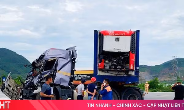 Phá cabin cứu tài xế mắc kẹt trong container sau tai nạn tại Hà Tĩnh
