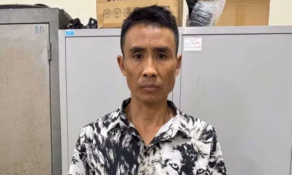 Tạm giữ hình sự người đàn ông xăm trổ đánh nam thanh niên trên phố Hà Nội