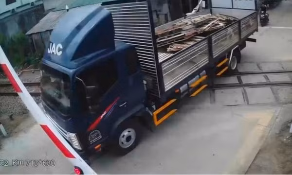 Một phút vượt ẩu, tài xế xe tải bị phạt hơn 40 triệu đồng, tước bằng 3 tháng