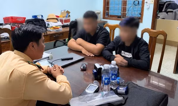 Hai thanh niên ở Kbang bị phạt 27 triệu đồng vì đi xe máy ngược chiều, lạng lách
