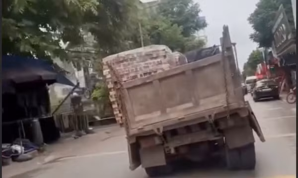 Xe tải không biển số phía sau, chở hàng lệch một bên ở Hưng Yên