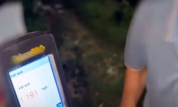 Người đàn ông 'thổi' cồn gấp gần 3 lần kịch khung, không có giấy phép lái xe
