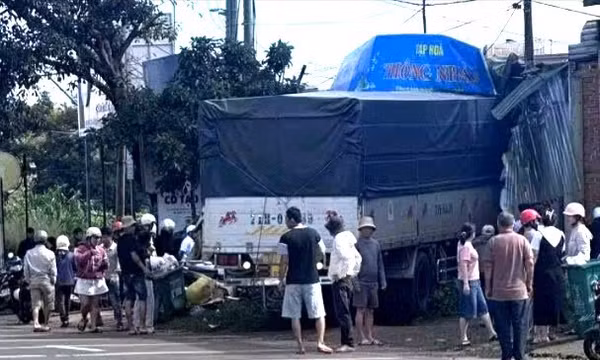 Xe tải mất lái lao vào nhà dân ở Thuận An, 3 người bị thương nặng