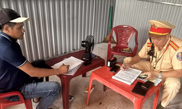 Gia Lai: Xử phạt tài xế sử dụng điện thoại khi lái xe, dùng thẻ nhận dạng của người khác