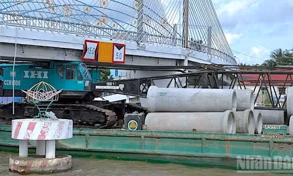 Cầu quê ở Cà Mau bị sà lan va chạm hư hỏng