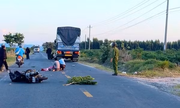 Xe tải va chạm xe máy khiến 2 người tử vong trên đường Trường Sơn Đông