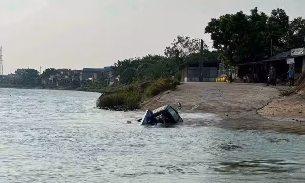 Xe tải cẩu bất ngờ trôi xuống sông Hồng khi chờ đò