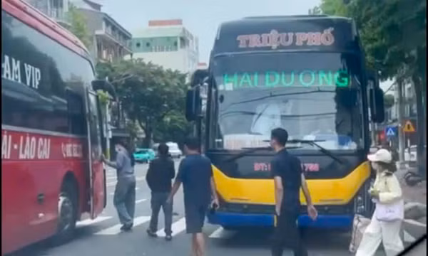 Dừng ngược chiều, đón trả khách sai quy định, tài xế ở Lào Cai bị xử phạt