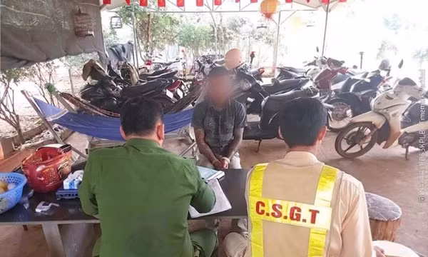 Gia Lai: Tịch thu phương tiện người điều khiển xe mô tô buông cả hai tay từ bài đăng trên MXH