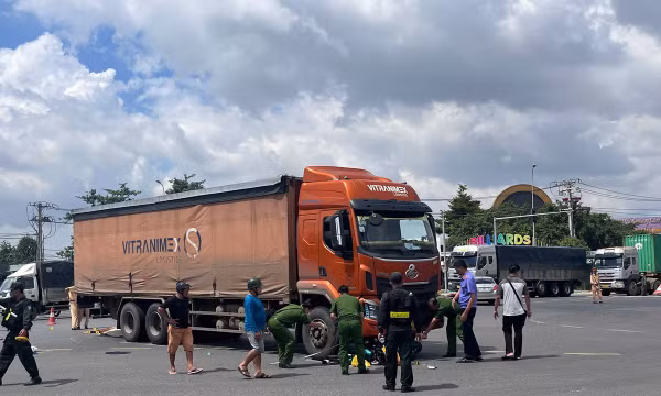 Va chạm giữa ô tô tải và xe máy, người phụ nữ cùng 2 trẻ nhỏ tử vong thương tâm