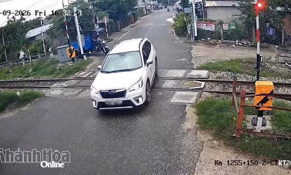 Xử phạt tài xế ô tô vượt đường ngang khi đèn đỏ đã bật