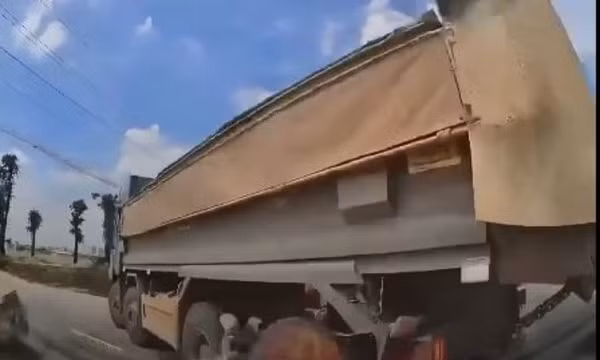 Khoảnh khắc xe ben rẽ trái đột ngột, ô tô phía sau tăng tốc tông mạnh