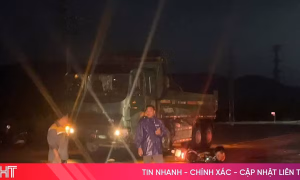Xe tải va chạm xe máy lúc nửa đêm, 1 người chết, 1 người bị thương