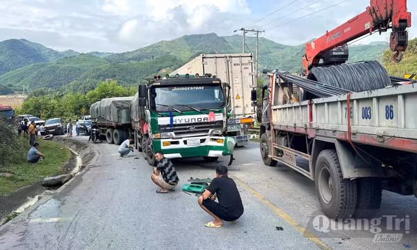 Quốc lộ 12 ùn tắc kéo dài khoảng 1km