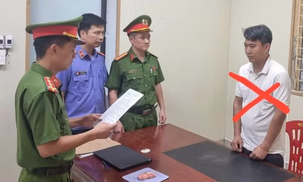 Khởi tố tài xế xe tải leo vỉa hè, bỏ chạy khi CSGT yêu cầu dừng xe