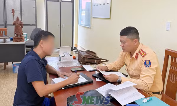 Xử phạt tài xế vượt xe nguy hiểm trên quốc lộ 6